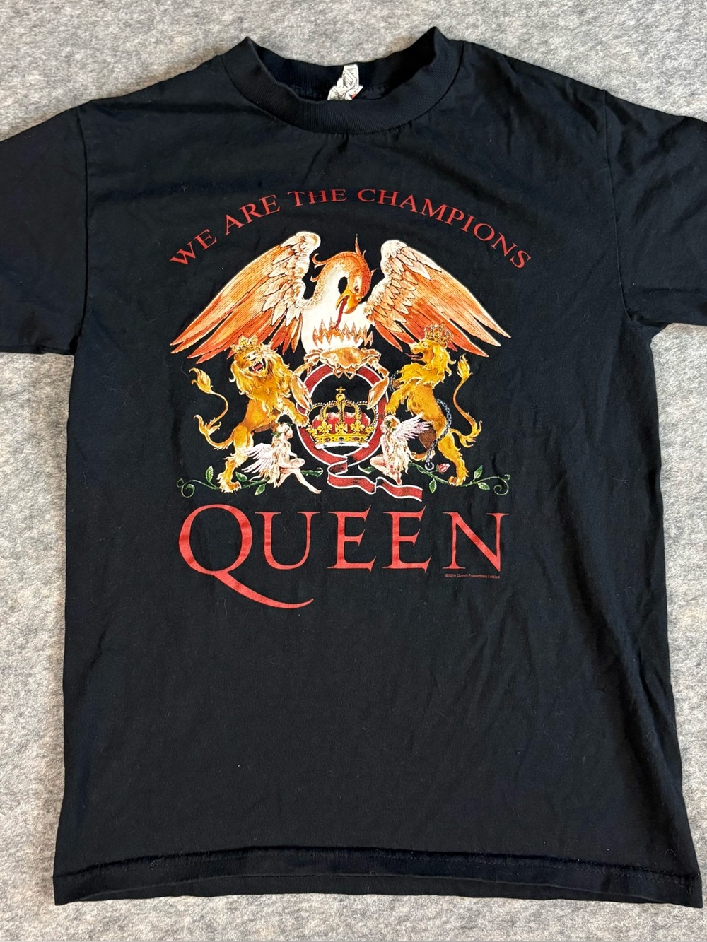 Queen 2010 We Are The Champions Class Crest Men's T-Shirt Black Small